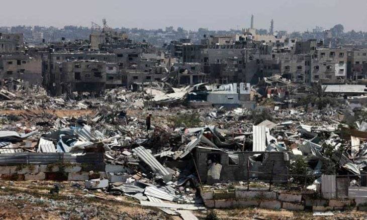 بعد انسحاب الاحتلال من خان يونس... الطواقم الطبية تنتشل جثامين عدد من الشهداء