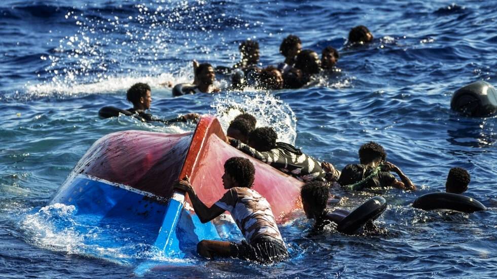 غرق مركب للمهاجرين قبالة السواحل الإيطالية... عدد من الضحايا والبحث جارٍ عن المفقودين