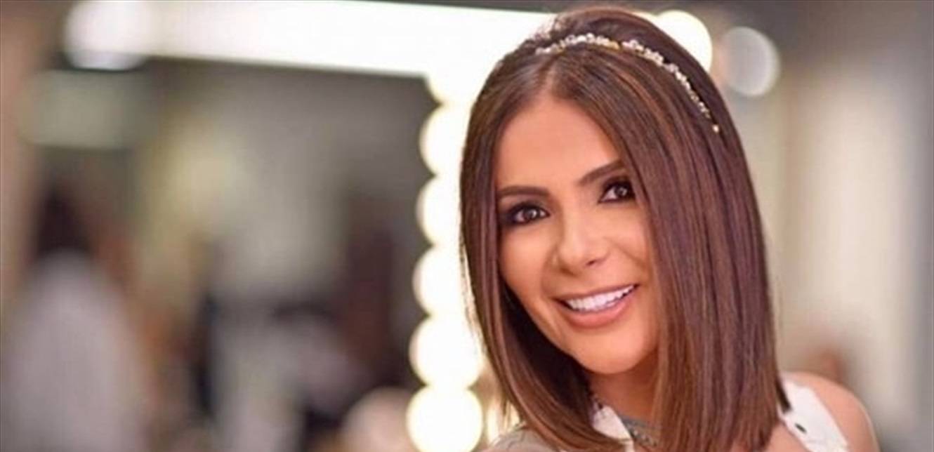 بسبب أولادها... منى زكي تعتذر عن التصوير