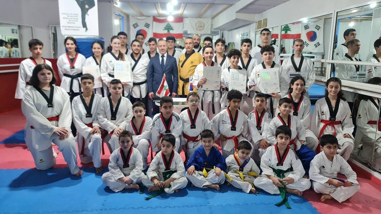 ظريفة زار نادي "تايكون الرياضي"
وسلم مع خطار الشهادات الى المدربين والأبطال