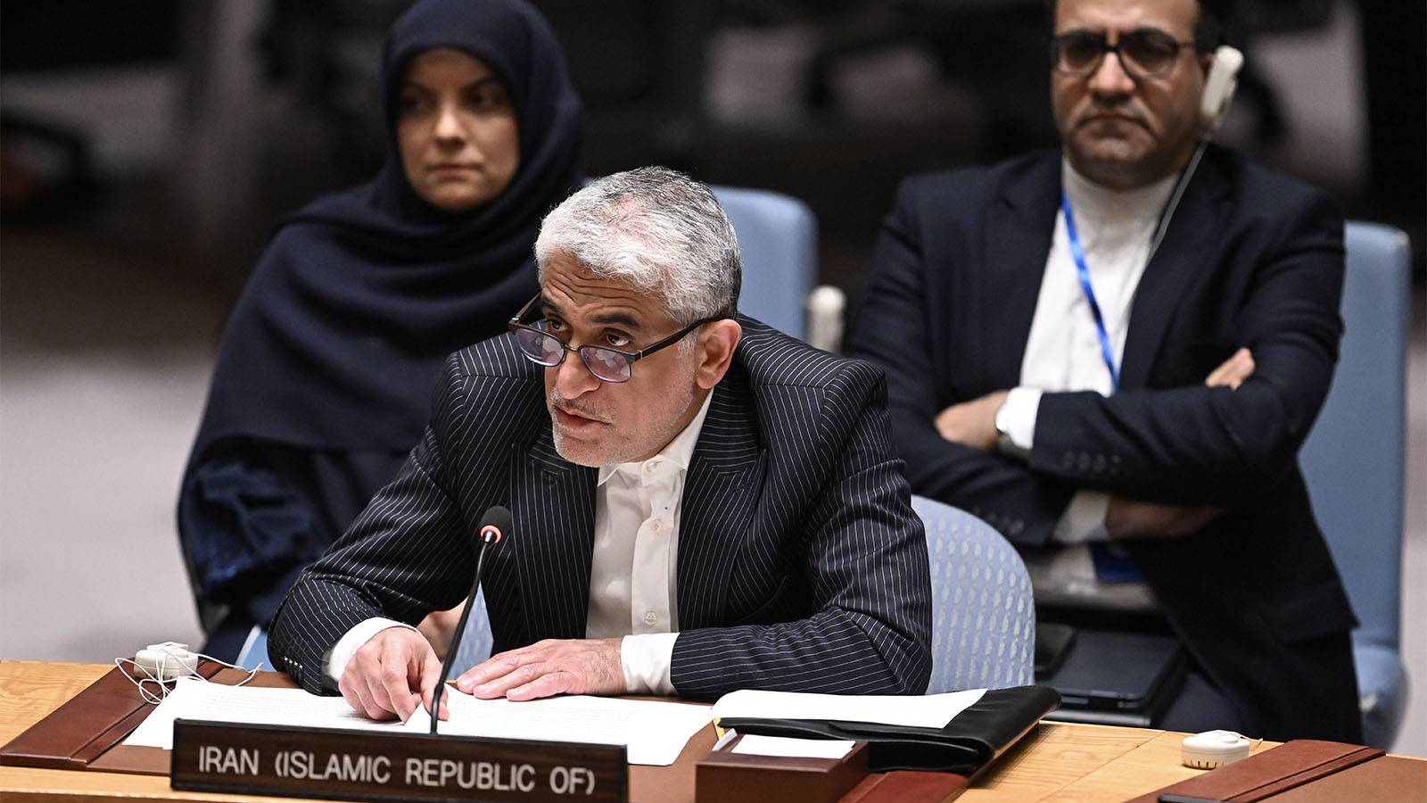 إيران تؤكد حقها في الدفاع عن نفسها في مجلس الأمن... و«إسرائيل» تطالب بعقوبات
مجلس الحرب «الإسرائيلي» يُقرّر اليوم... الردّ أُلغيَ بعد مُحادثة بين نتنياهو وبايدن؟!!