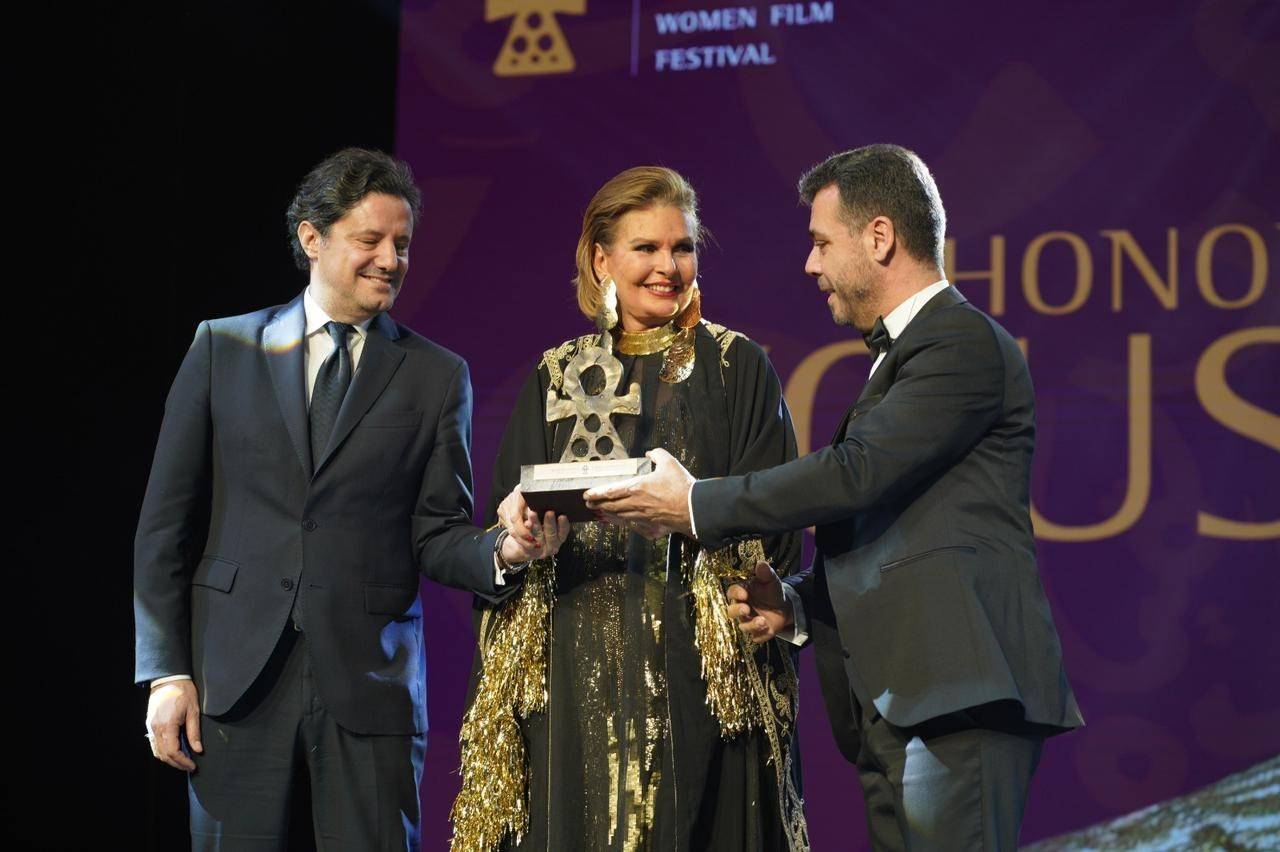 يسرا مكرّمة في كازينو لبنان