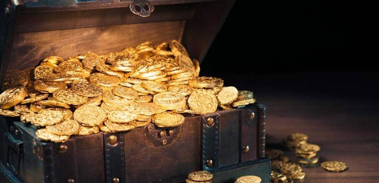 عثر على ثروة صغيرة أثناء بحثه في القمامة.. اليكم مافعل