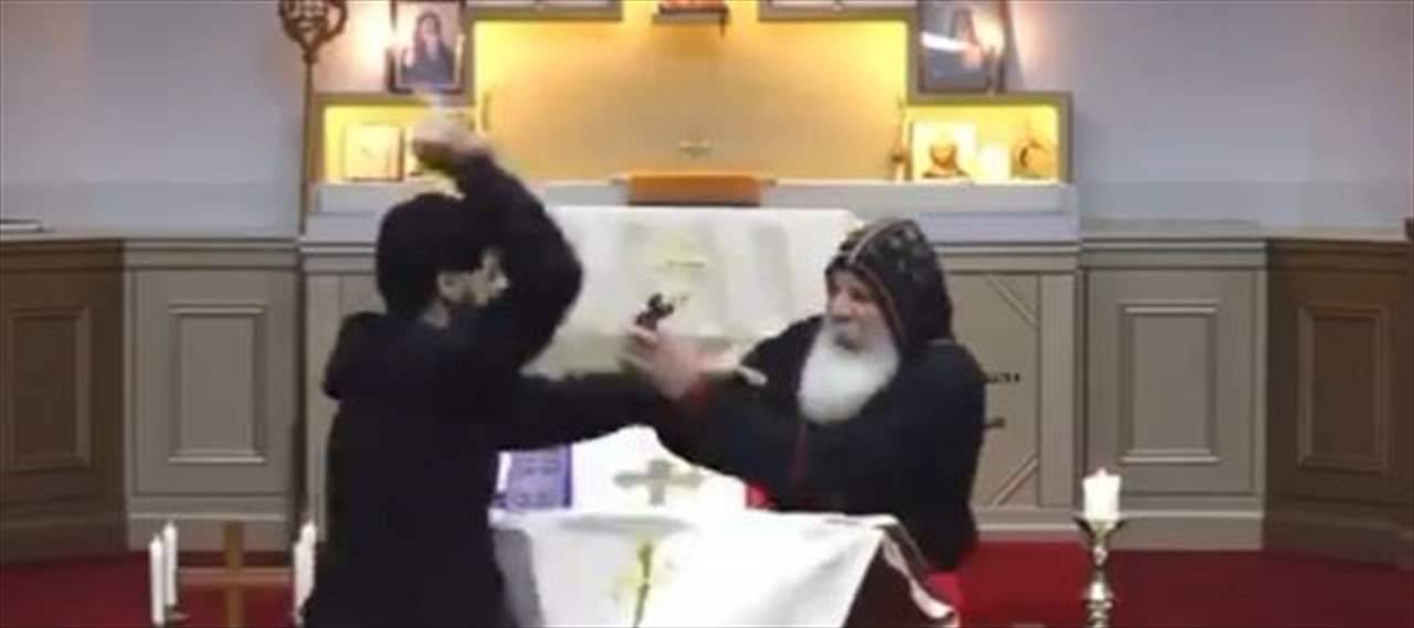 لحظات مرعبة.. طعن كاهن في كنيسة بسيدني خلال بث مباشر على الهواء