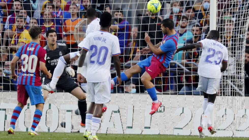 ريال مدريد يستضيف برشلونة في "كلاسيكو" حاسم بالليغا