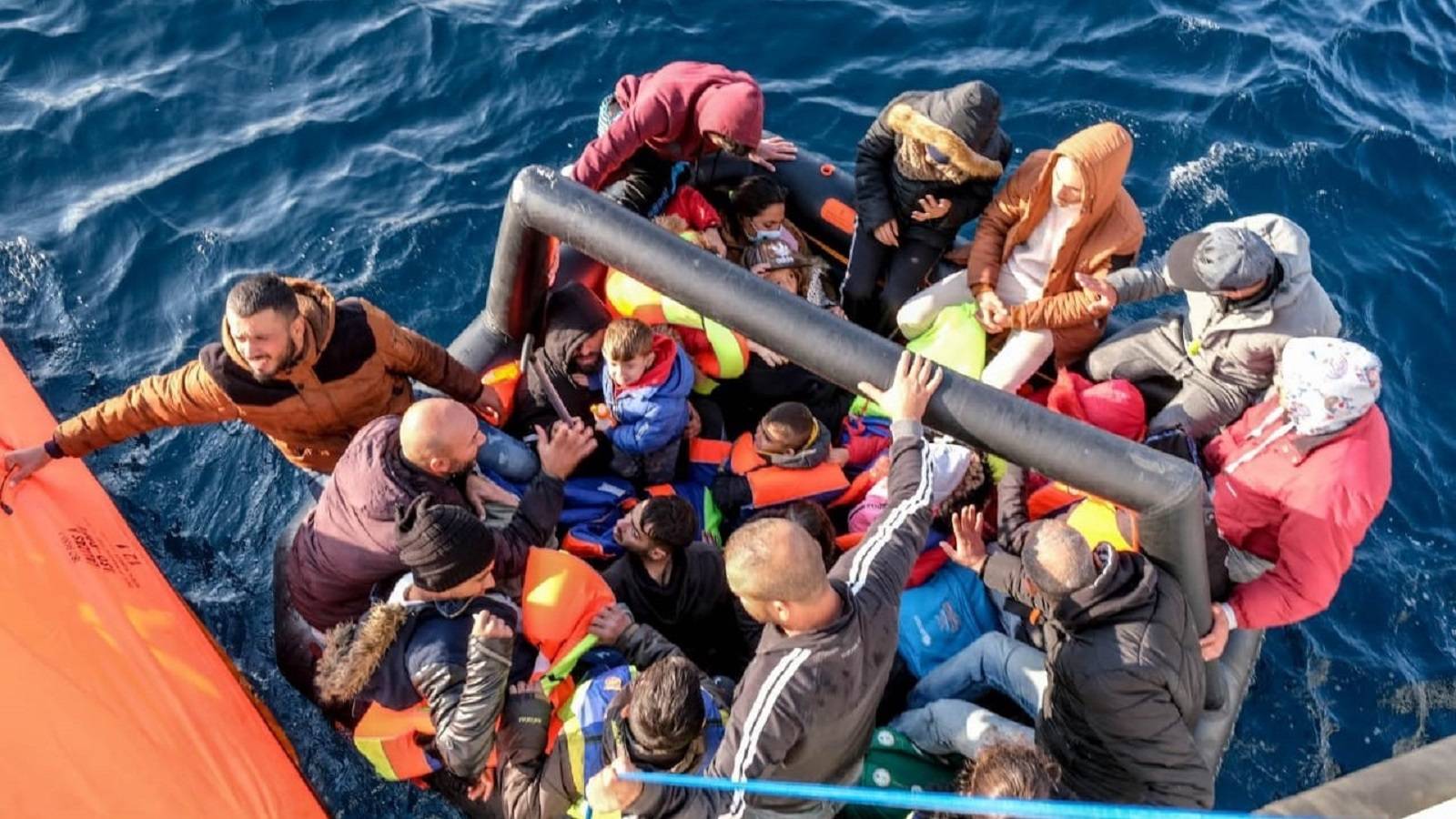 الهروب عبر البحر: عصابات منظّمة من التجمّع في سوريا الى الجلوس في القارب