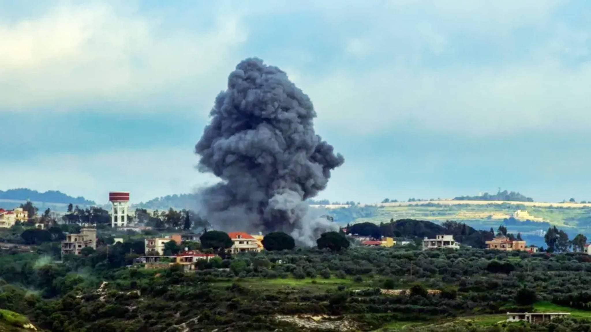 لا جديد عند حزب الله رئاسياً... باسيل يطلب ضمانات خطية... وفرنجية لن ينسحب
ماكرون «المتوجس» من توسيع الحرب يلتقي اليوم ميقاتي والعماد جوزاف عون
مسيّرات المقاومة الانقضاضية تغيّر قواعد الاشتباك: المنطقة على «حافة الهاوية»؟