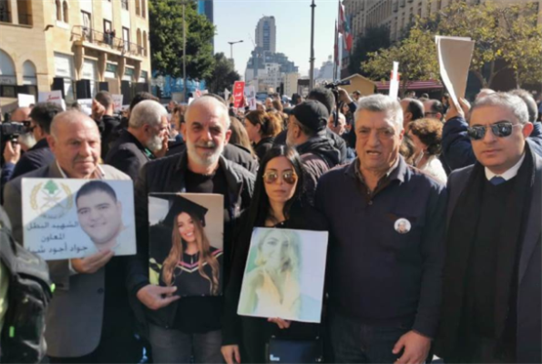 أهالي ضحايا انفجار المرفأ قطعوا الطريق أمام البرلمان: لتوقيع قانون مساواة جرحى الانفجار بجرحى الجيش