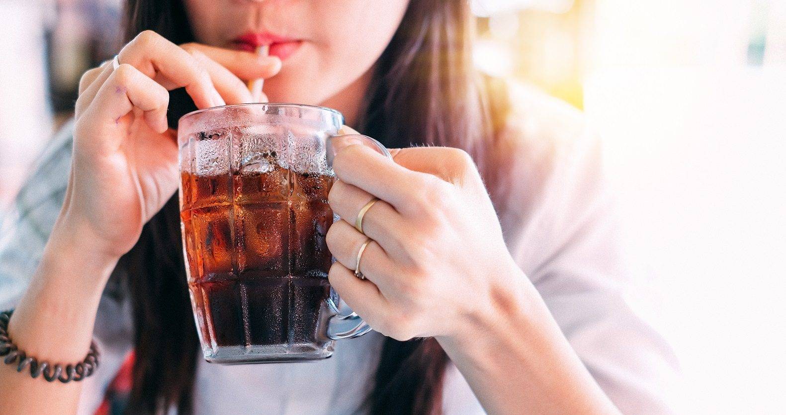 مخاطر خفيّة: تحذير من مكوّن شائع في المشروبات الغازيّة قد يسبب أمراضاً خطرة!