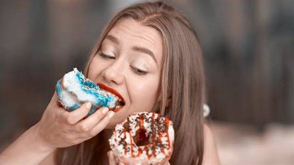 نقص التفاعل الإجتماعي يدفع النساء الى تناول المزيد من السكريّات!