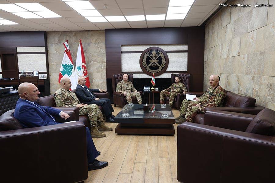 قائد الجيش زار بري
والتقى مسؤولاً إيطالياً