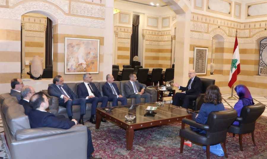 زار بري والتقى وفداً من الخبراء الحكوميين من مالي وكمبوديا
ميقاتي: ملتزمون بمكافحة الفساد والوقاية منه
علامة: وحدة الموقف اللبناني في ملف النازحين