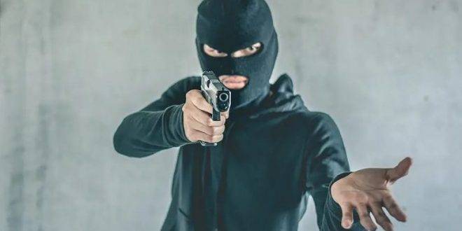 سرقة دراجة نارية والإعتداء على صاحبها في المنية