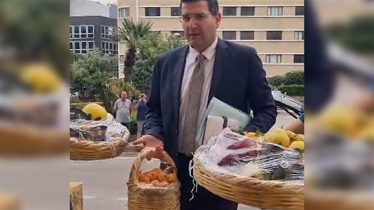 وزير الزراعة يحضر معه سلّة فاكهة من الجنوب الى جلسة مجلس الوزراء: "حكماً سننتصر"