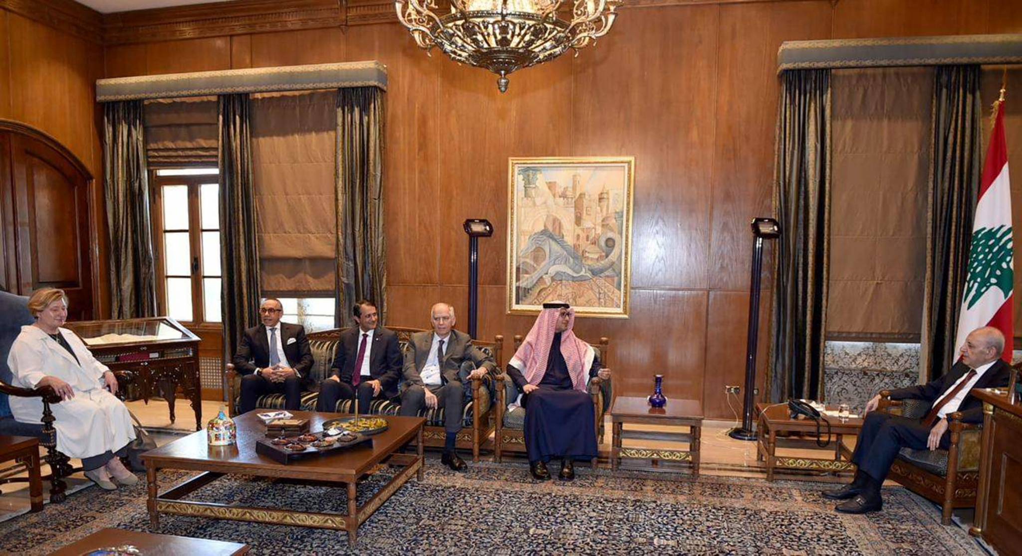 الأجوبة باتت بعهدة الخماسية... 
أكثر من سفير أسرّ لسائليه: الخيار الثالث حتمي