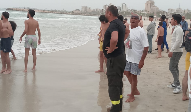 بعد إنقاذ شخصين.. إنتشال جثة غريق في صور