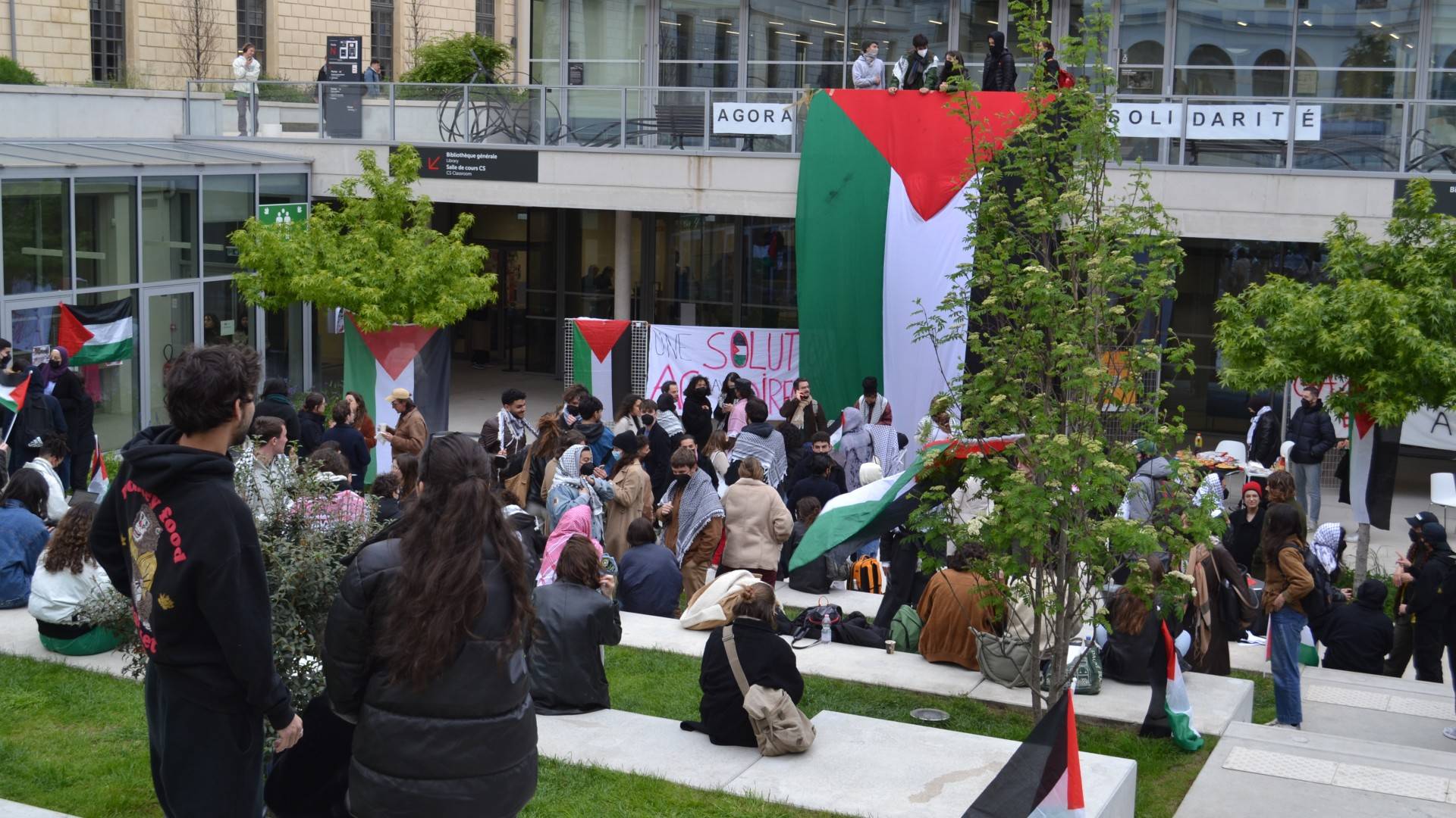 الشرطة الفرنسية تفرّق إعتصاما طلابيا متضامنا مع فلسطين
