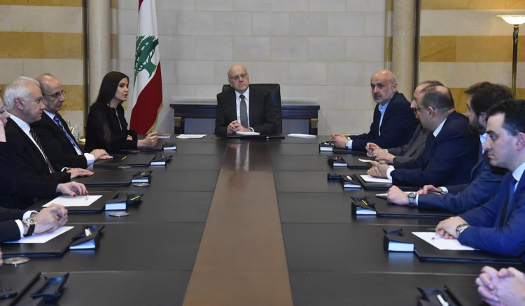 استقبل وفداً من كتلة "الجمهوريّة القويّة"
إجتماع في السرايا بحث في سبل
معالجة القضايا المتصلة بملف النازحين