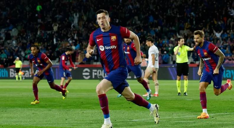 توابع الهاتريك... ليفاندوفسكي يحسم مستقبله مع برشلونة