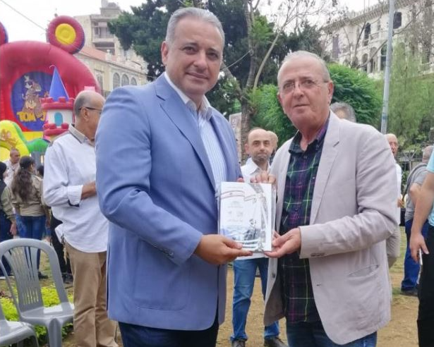المرتضى تسلّم النسخة
المصغّرة من أكبر كتاب في العالم