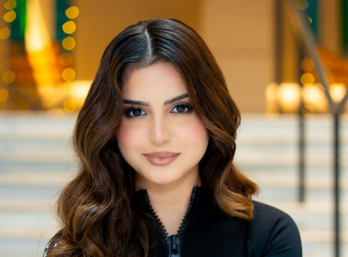 حلا الترك تجمع في أغنيتها الجديدة 