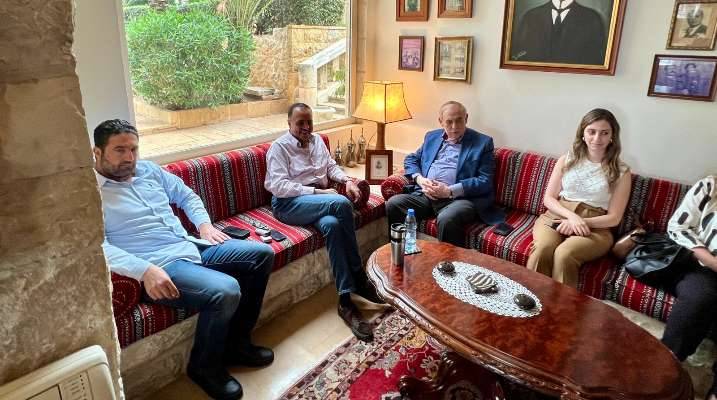 أرسلان عرض مع البستاني
التطورات المحليّة والإقليميّة
