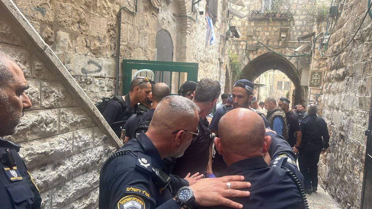 سائح تركي يطعن شرطيا في القدس
