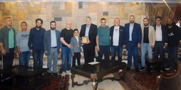 مكتب الشباب والرياضة في حركة امل يقدم درع تكريمي لبطل لبنان في الجودو علي زغيب