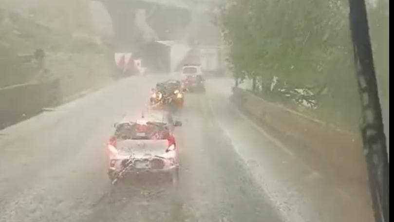 سيول جارفة في وادي نهر العاصي وحبات البرد تغطي ضهر البيدر