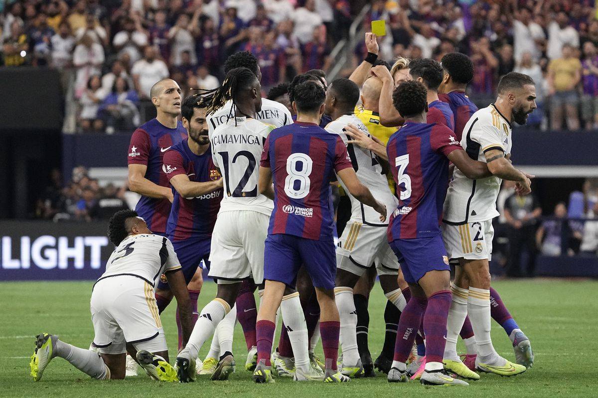 الفيفا يهدد بتجميد إسبانيا واستبعاد ريال وبرشلونة