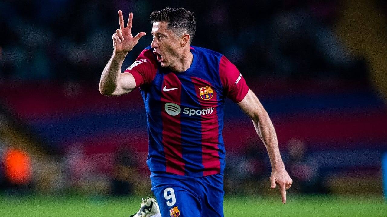 بالفيديو - ليفاندوفسكي يقود ريمونتادا برشلونة أمام فالنسيا لاستعادة المركز الثاني... والحسم السبت