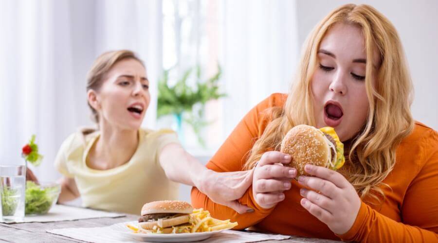 اضطراب الـ"Binge Eating"... ما أعراضه وعواقبه؟