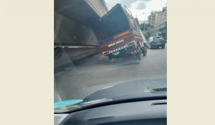 شاحنة ارتطمت بجسر نهر الموت وزحمة سير خانقة في المحلة