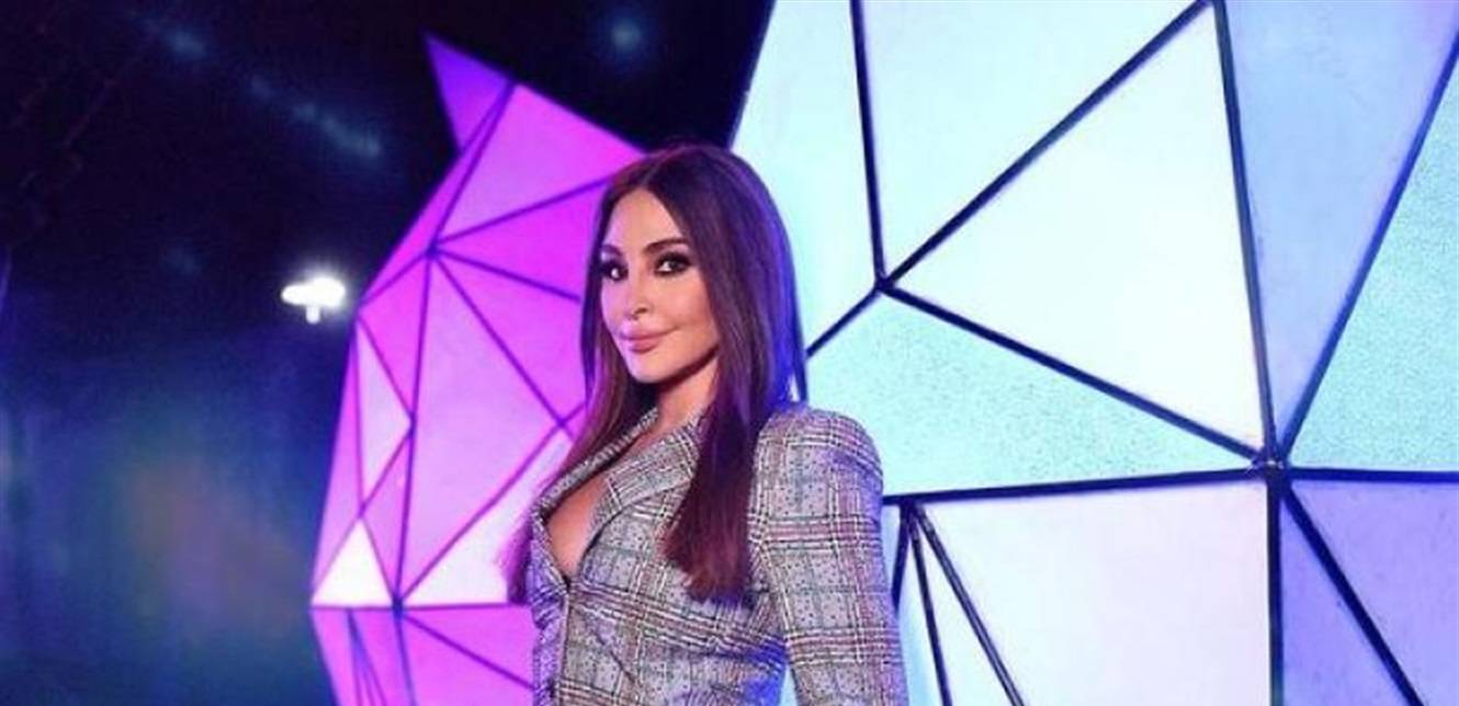 رسالة غامضة وصورة جريئة من إليسا.. اليكم التفاصيل