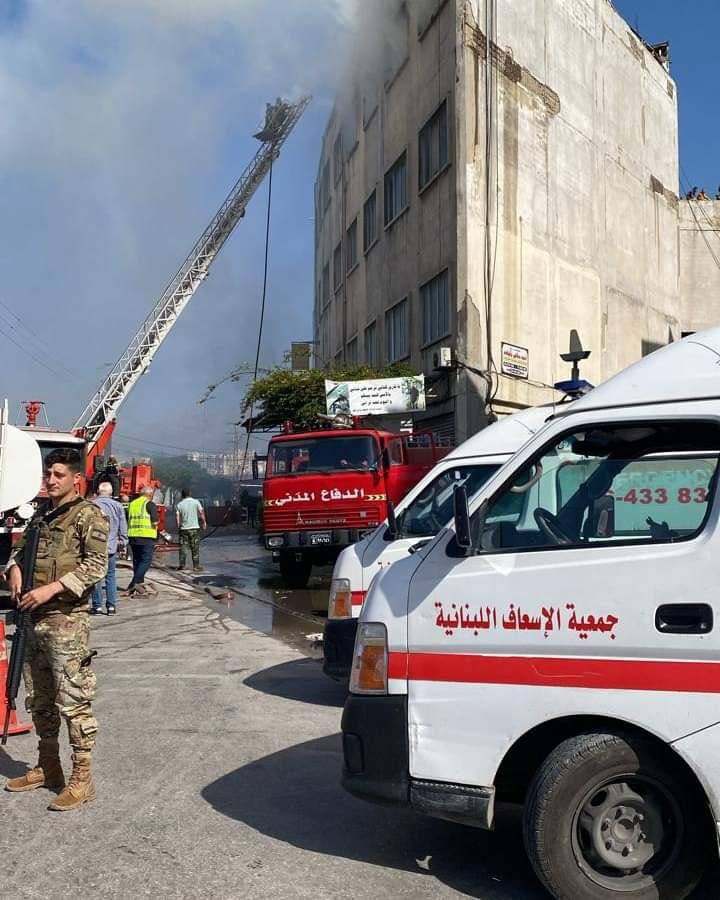 اشتعال مستودع كرتون في طرابلس وحالات اختناق.. والجيش ينتشر في المحلة