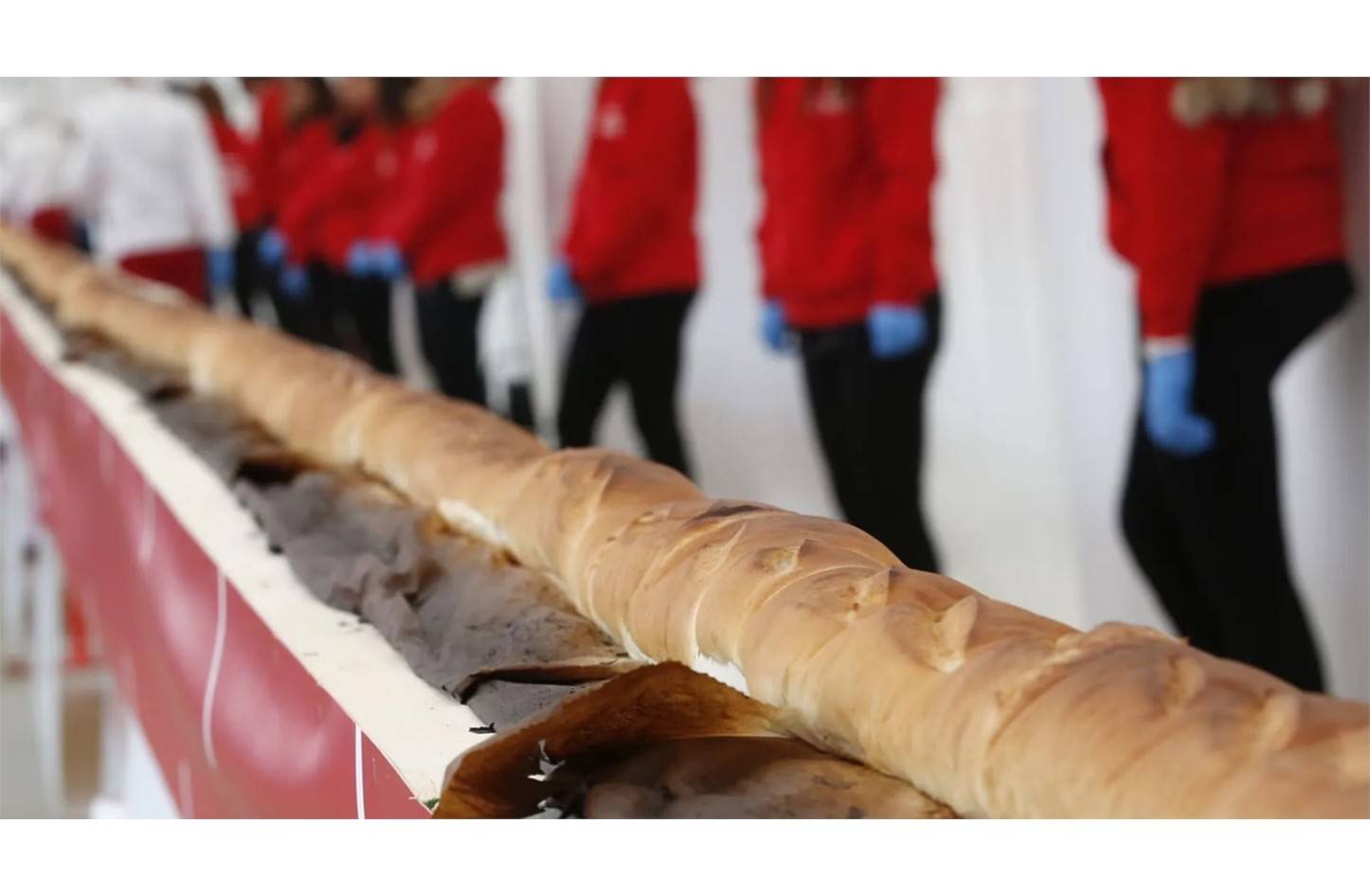 بأطول رغيف خبز.. فرنسا تهزم إيطاليا