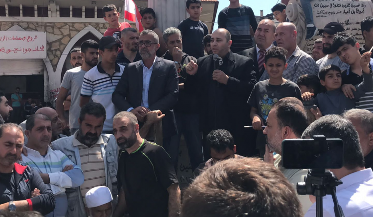 وقفة احتجاجية في ببنين العكارية بعد الإنتقادات التي تعرّضت لها بسبب الظهور المسلّح
