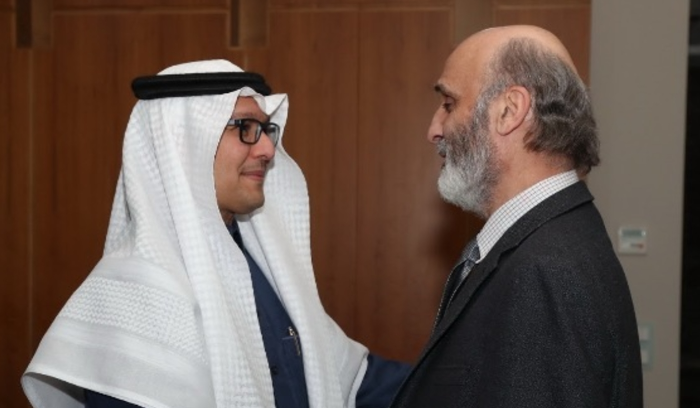 رسائل سياسية في العباءة المهداة من البخاري إلى جعجع؟
