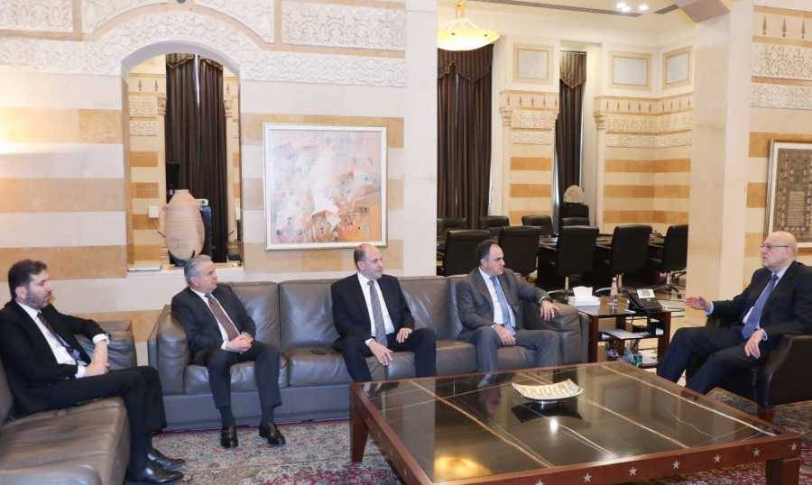 ميقاتي بحث مع وفد "لبنان القوي" ملف النزوح
واطلع من الشامي على نتائج اجتماعات صندوق النقد
