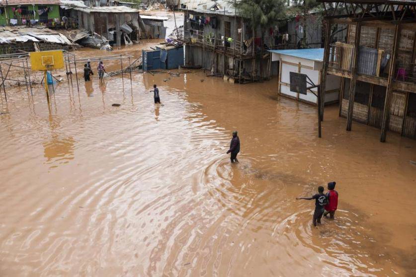 مئات القتلى في فيضانات أفغانستان وكينيا والبرازيل