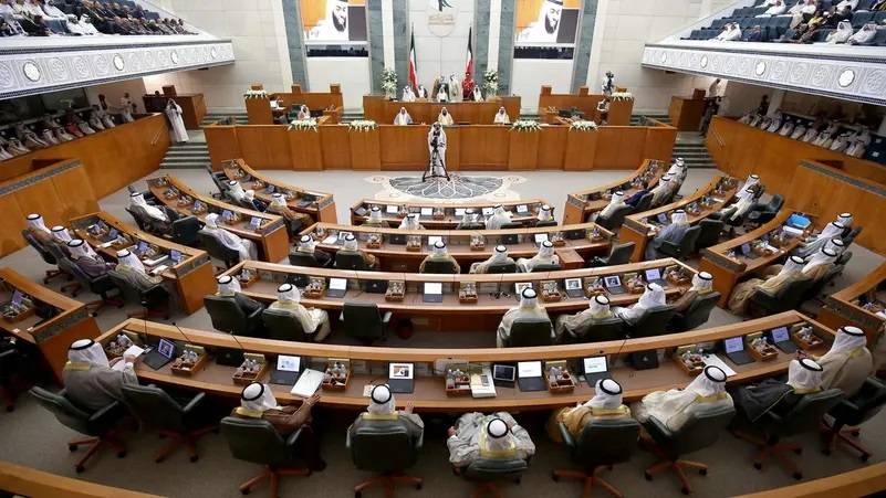 "سنحاسب الفاسدين"... أمير الكويت يعلن حل مجلس الأمة