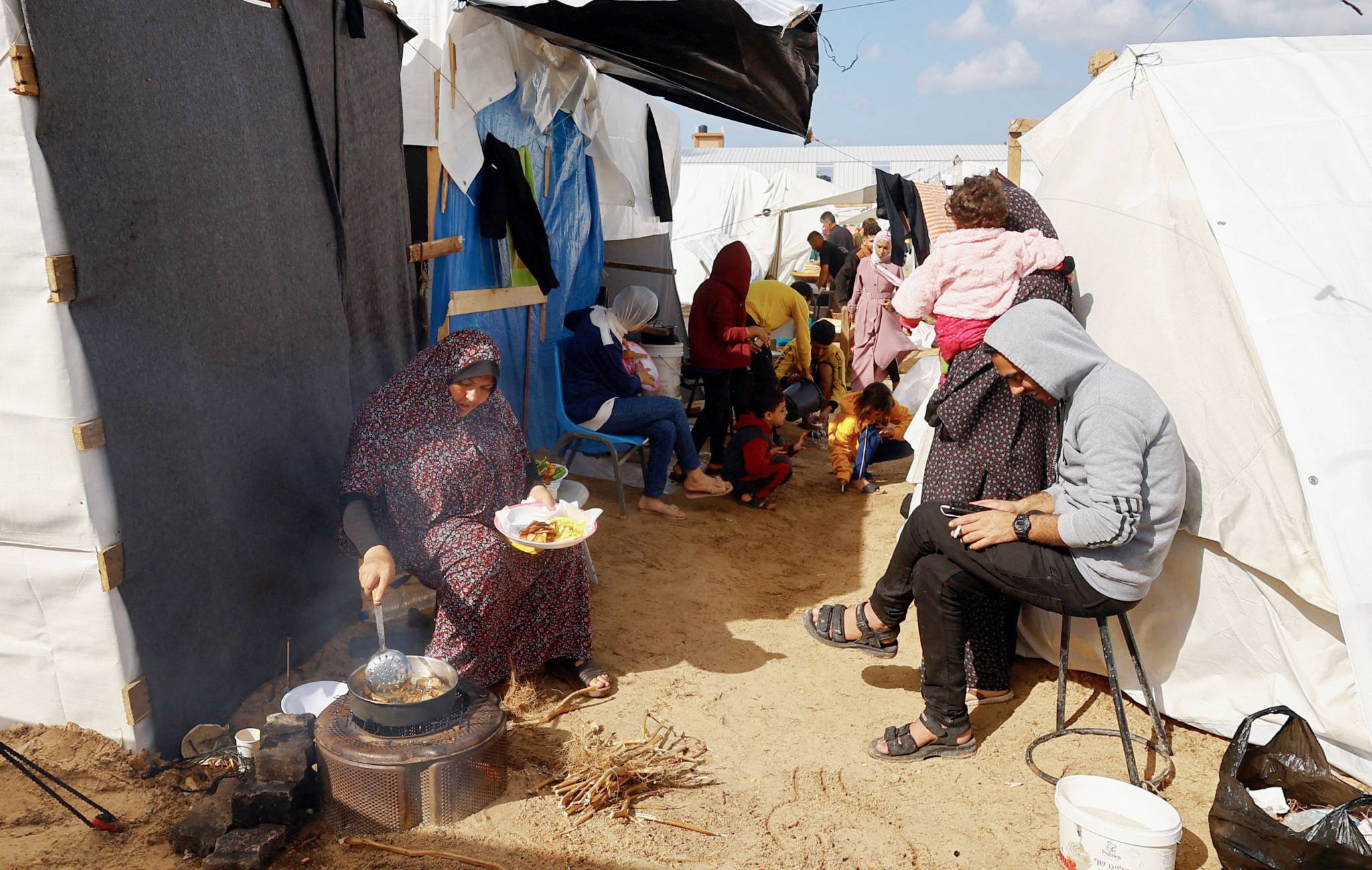 لبنان يفتح باب الهجرة لأبنائه... ويبقي النازحين السوريين