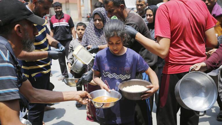 "هيومن رايتس ووتش": "إسرائيل" تهاجم مواقع معروفة لعمال الإغاثة في غزة