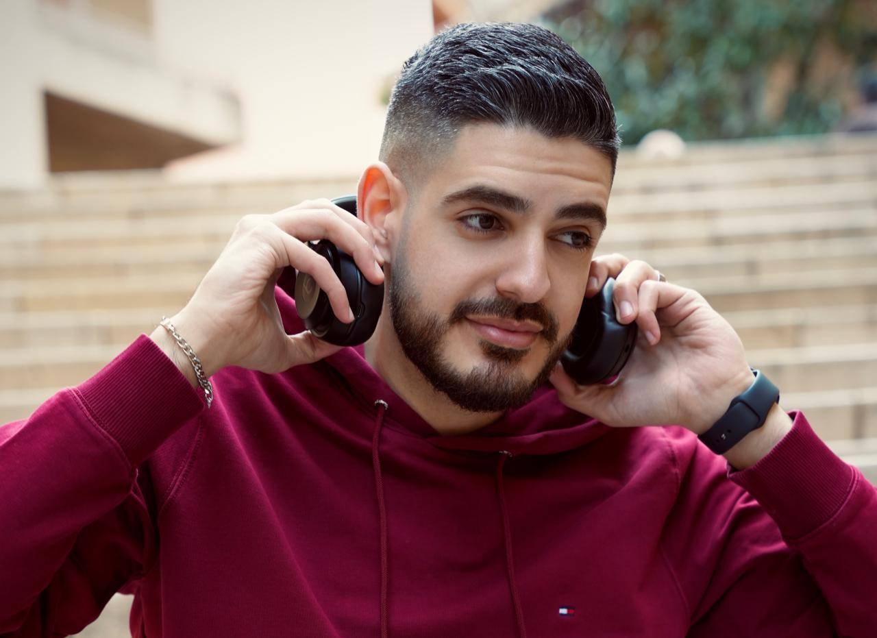 نشاط فني لافت للفنان رولان مهنا