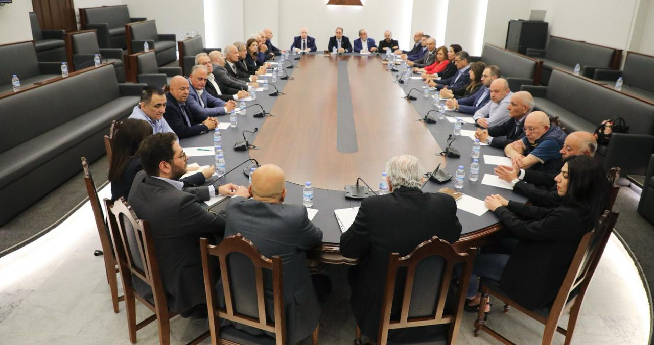 الكتائب ردّاً على الاعتداء على البيت المركزي:
لن نمتنع عن المجاهرة بالحقيقة مهما تكرّرت هذه الممارسات