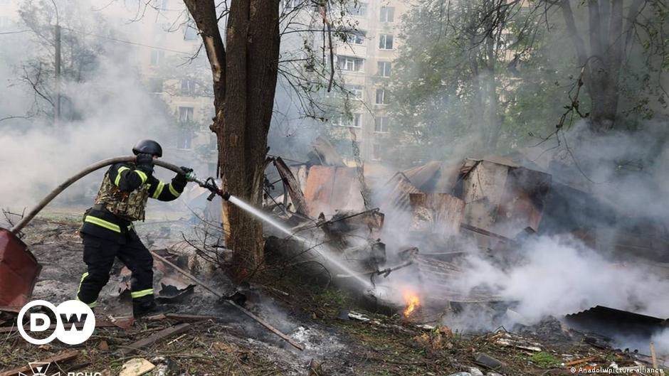 سيناتور أميركي: يبدو أن الأوكرانيين أرادوا المفاوضات لكن إدارة بايدن أوقفتها
أوكرانيا وموسكو تتبادلان بيانات إسقاط صواريخ ومُسيّرات ... زيلينسكي يخشى هجوماً أوسع