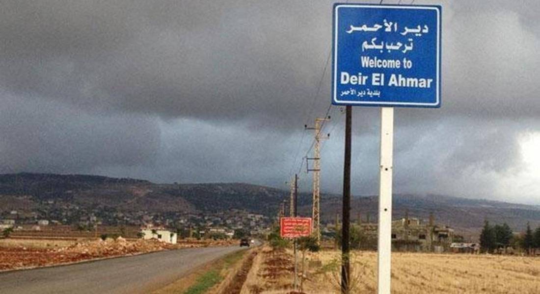 بلدية دير الأحمر طلبت من نازحين سوريين مخالفين تفكيك خيمهم