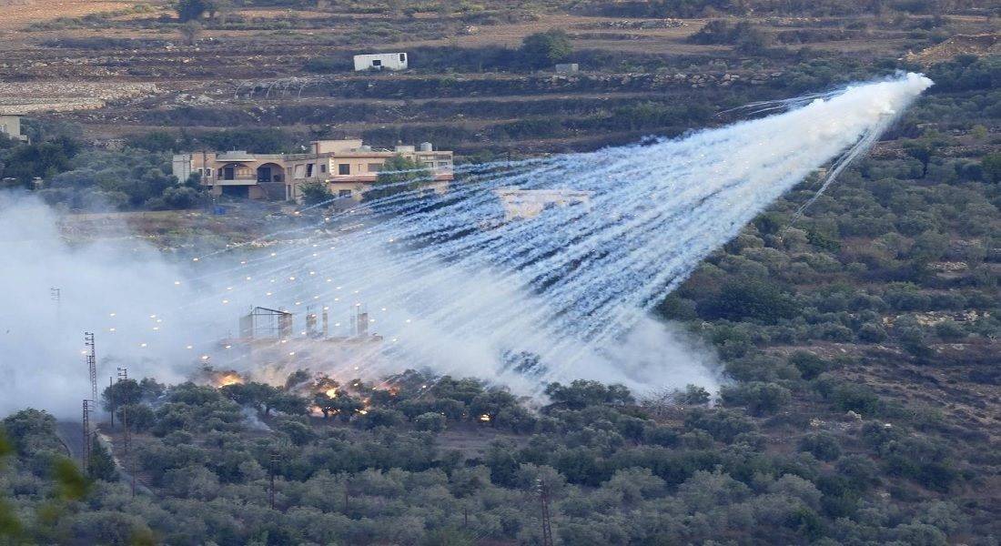 بعد قصف فوسفوري.. حرائق واسعة في عيترون