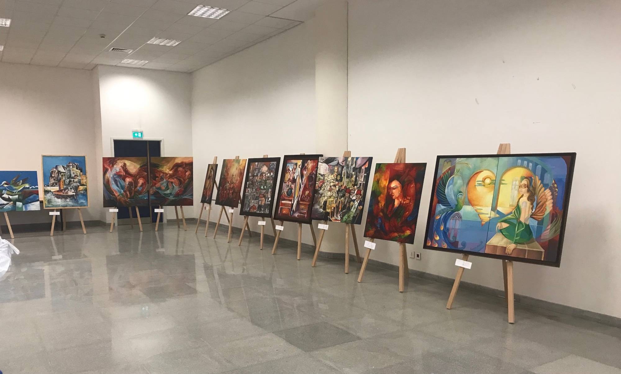 معارض الجامعة اللبنانية تشعّ ألواناً