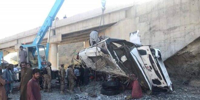 مقتل 27 شخصاً بسقوط حافلة ركاب في باكستان
